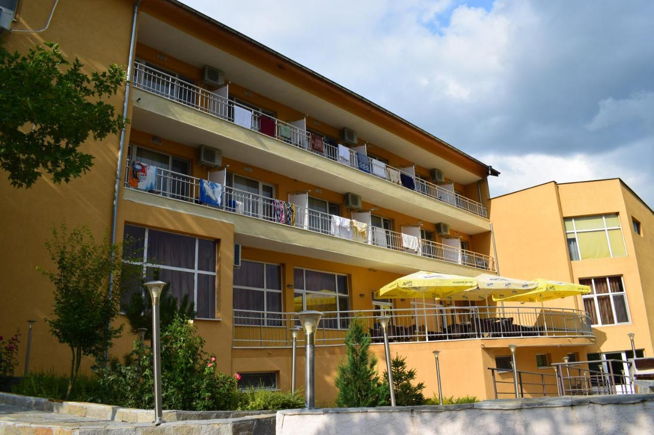 Хотел "Божур" Mineralni Bani Exterior photo